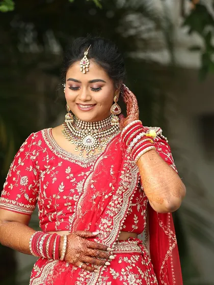 Akanksha looks stunning for her reception in this classic red lehenga. I created a soft glam makeup look with a defined eye and a neutral lip to balance the vibrant outfit and heavy jewellery.