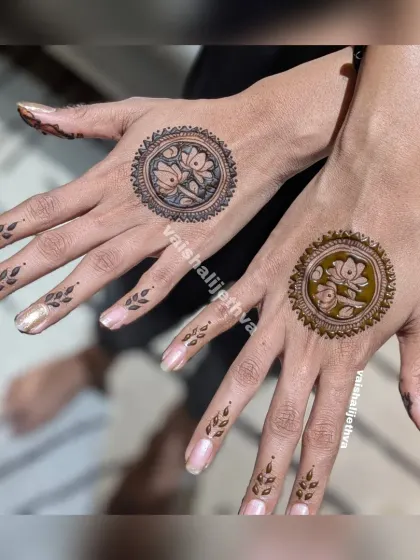 A very unique and minimalist mandala design. The lotus motifs are drawn in a Pichwai style, and the fingers are decorated with simple leaf patterns.