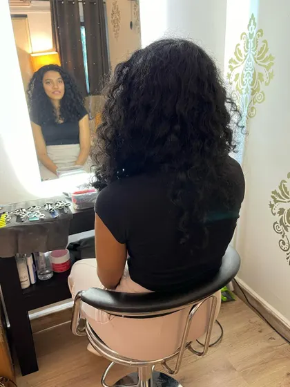 Before the cut, Anna's hair was ready for a transformation to define her curls.