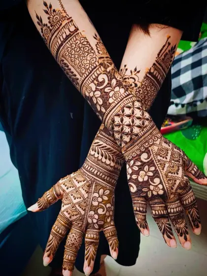 This back-hand design features a beautiful mix of floral and jaali patterns, creating a look that is both delicate and complex.