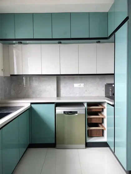 This kitchen layout thoughtfully incorporates appliances, with a dedicated space for the dishwasher and wicker pull-out baskets for storing vegetables, ensuring everything has its place.