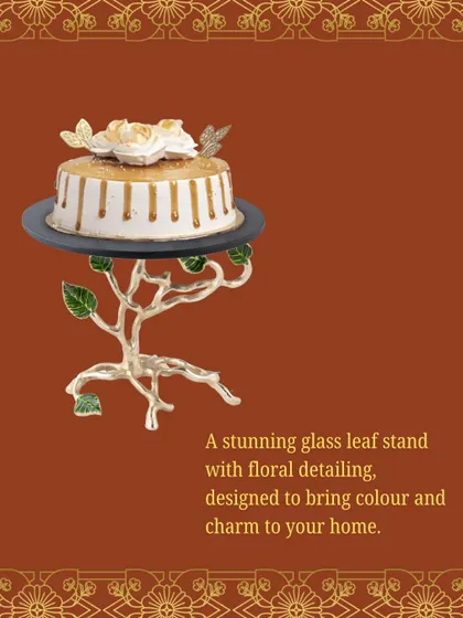 This stunning glass leaf stand with floral detailing is designed to bring colour and charm to your home. It's a beautiful and artistic piece for displaying a special cake or dessert.