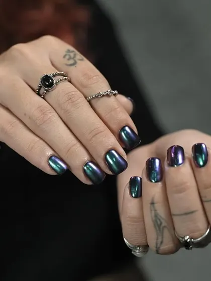 A full look at this gothic-chic duochrome nail set, perfect for someone with an edgy style.