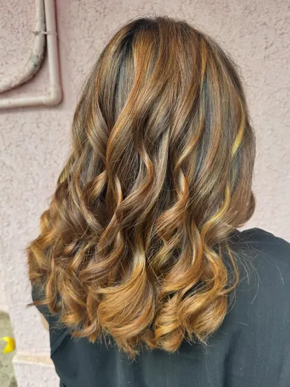 The curls in this honey blonde look are just perfect. They really show off the golden tones. (No filter)