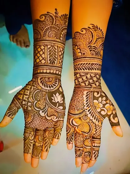 A slightly different angle of the lotus palm design.