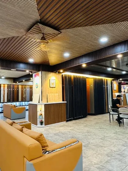 We invite you to visit us and transform your space. This view shows our comfortable consultation area, where we can discuss your ideas surrounded by hundreds of design possibilities.