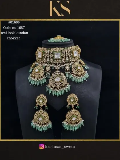 This version of the real-look Kundan choker features a soft mint green color, perfect for a daytime event.