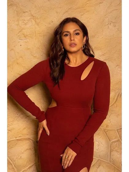 Another powerful pose in this incredible red dress.