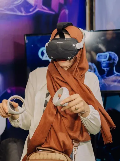 A guest tries out our VR experience, showing that the immersive fun is for everyone, no matter the occasion.