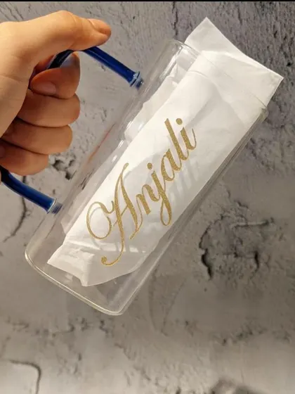 This square glass with a colored handle is a modern and stylish way to enjoy your favorite drink. We personalise it with a name in a beautiful gold script.