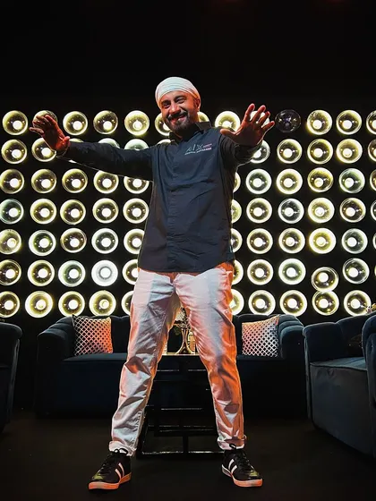 Getting ready for a star-studded April. Here I am against a wall of lights, ready to bring the energy to some of the finest venues this holiday season.