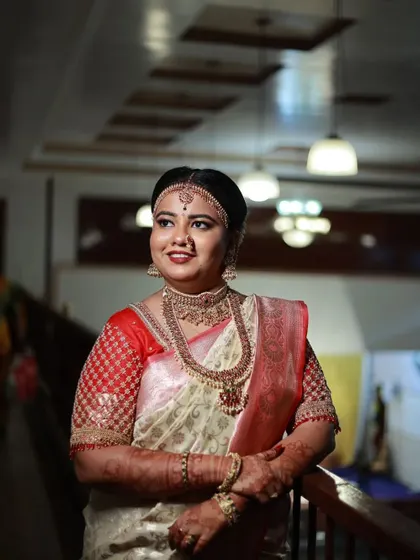 The same bride, with a slightly different angle, showing how the jewellery looks from the side.