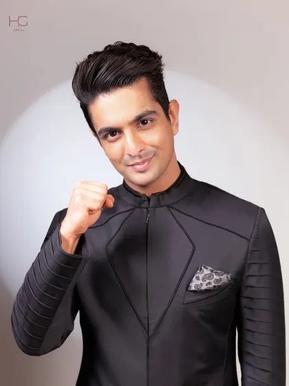 Confidence in craftsmanship. Ranveer Allahbadia embodies the strength and style of this uniquely structured achkan set.