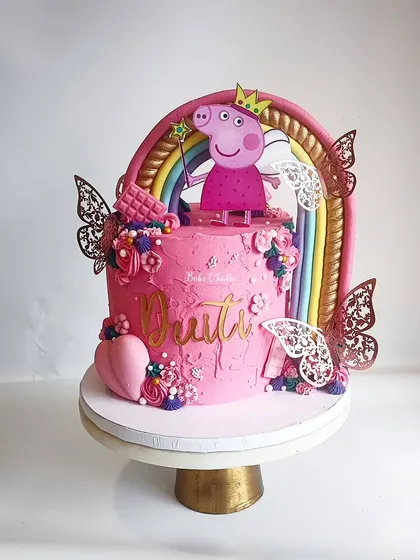Another look at the glamorous Princess Peppa cake. The combination of the character with a rainbow and floral details makes it a truly one-of-a-kind design.