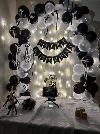 This is an example of an intimate and stylish birthday setup right at home. I used a sophisticated black and white color scheme for the balloon arch and banner, with fairy lights creating a warm and cozy glow. It’s perfect for a personal celebration with close friends and family.