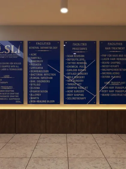Clear and professional signage is key in commercial spaces. For this clinic, we designed a clean, backlit panel that clearly lists all the facilities and treatments offered, integrating it seamlessly into the overall decor.