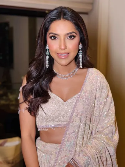 This look is all about understated elegance. I teach how to create a polished reception look that is both modern and timeless.