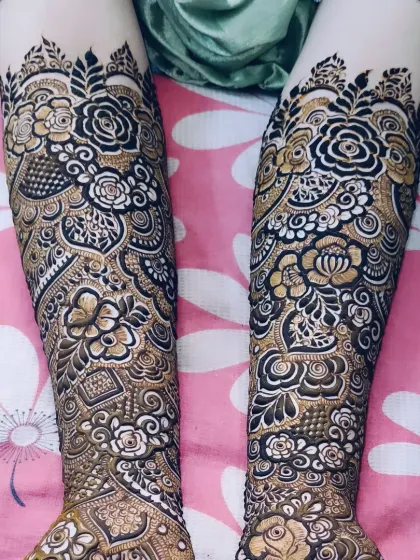 The arm portion of this bridal design is just as detailed as the hands, with beautiful floral work extending upwards.