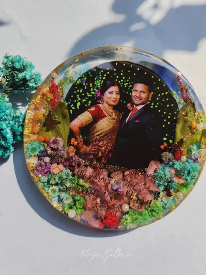 The full view of the anniversary frame, where the colors of the flowers were chosen to match the green lights in the couple's photo.