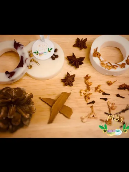 Experience the woody and spicy scents of the winter season with these aromatic wax tablets. Decorated with star anise, cloves, and cinnamon, they bring a cozy, warm fragrance to your closet.