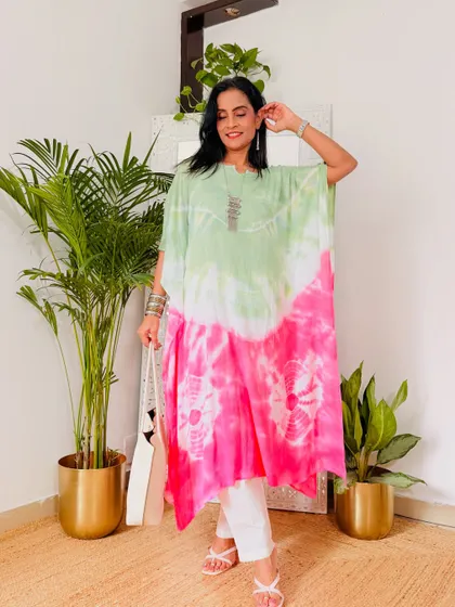 A beautiful dual-tone kaftan in green and pink. This is a fun and colorful piece that is perfect for a beach vacation or a relaxed day at home.