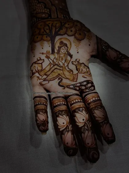Another view of the divine Krishna design. The details of the cows and the tree create a serene and spiritual atmosphere on the palm.