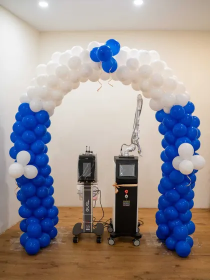 A simple blue and white balloon arch used to highlight new equipment at a clinic or commercial space. This is a clean and professional way to mark an inauguration or new installation.