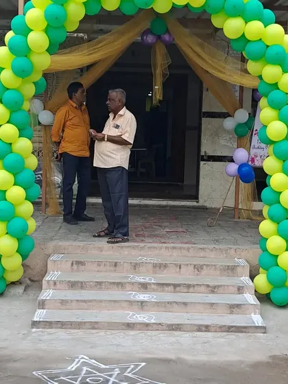 The entrance to the party, featuring a simple and cheerful balloon arch in green and yellow to welcome guests.