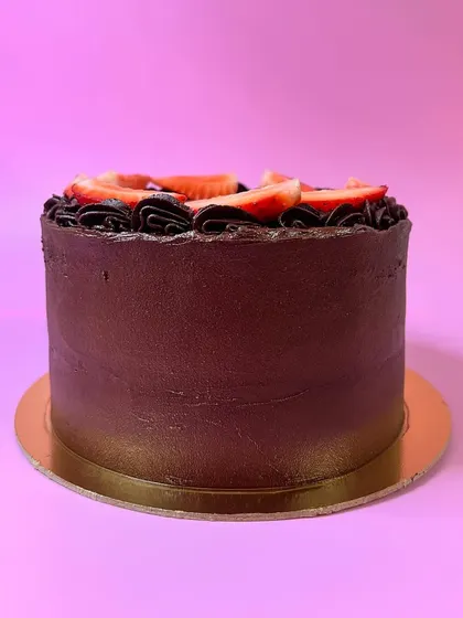 I believe cakes should taste as good as they look. Our cakes are made by hand, so they might have some unevenness. That’s not a flaw, that’s character and joy.