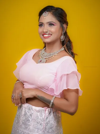 A reception look created during a makeup class, featuring my silver-toned jewellery set. This is a popular style for modern brides and a must-have for any MUA's rental kit.