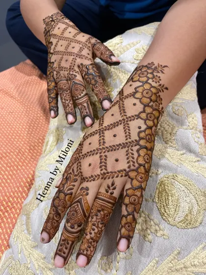 A lovely design combining a floral net pattern with traditional finger details. This is a great option for someone who wants a fuller look that is not too heavy.