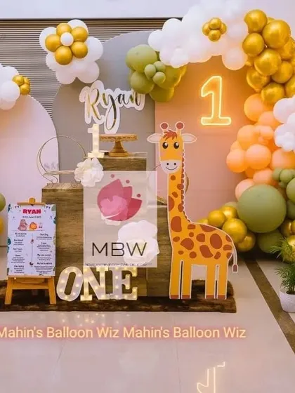 Another angle of the modern giraffe-themed first birthday, showcasing the full balloon arch and custom props that bring the celebration to life.