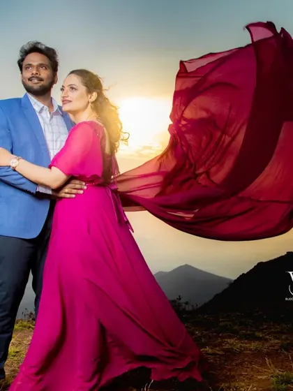 The setting sun provides a golden glow for this romantic pre-wedding portrait. The magenta flying gown adds a beautiful splash of color to the scene.