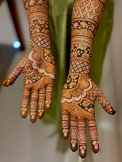 An alternate view of the classic bridal mehendi.