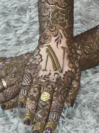 A semi-bridal design featuring the initial 'N' prominently on the back of the hand. It's a stylish way to add a personal touch.