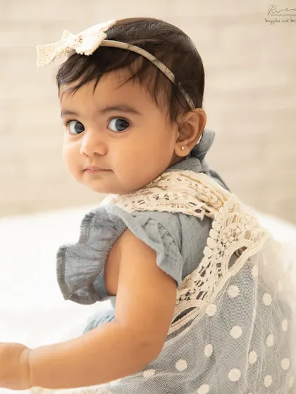 This is the sitter session, for babies around 6-8 months old. They are so curious and expressive, like this little one looking back with her big, beautiful eyes.