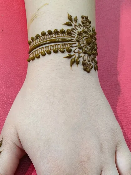 A closer look at a floral wristband or 'hathphool' design. Notice the clean lines and simple dot work. This is a perfect design for parties and small functions that you can learn to do quickly.
