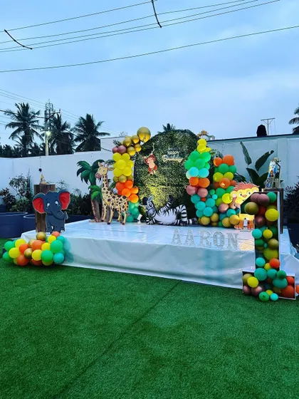 The jungle-themed birthday stage, ready for the celebration to begin.
