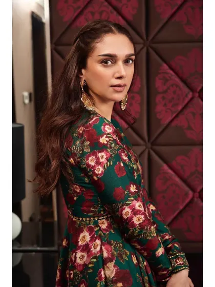 A close-up portrait of Aditi Rao Hydari in the Prints by Radhika outfit, highlighting the plunging neckline and the beautiful Amrapali jewels.