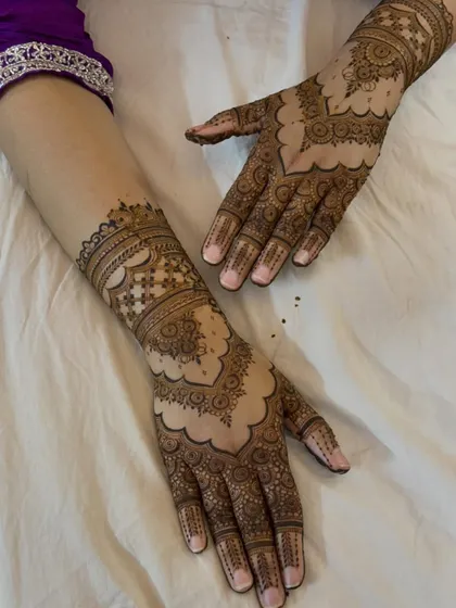 A classic and elegant design for both hands, featuring a central mandala with delicate, repeating patterns. This style is timeless and perfect for any celebration.