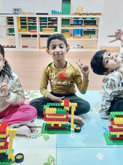 Look at these happy faces! This is the result of a great session where kids worked together to build their own simple machines. It's this kind of collaborative fun and shared achievement that makes my workshops so special.