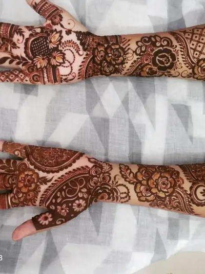 Henna vibes with this beautiful floral design. The pattern is a mix of different flower styles, creating a unique and artistic look.