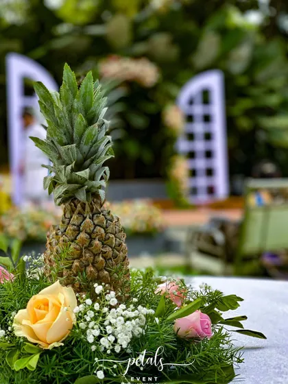 A duplicate image of the unique and beautiful pineapple centerpiece.