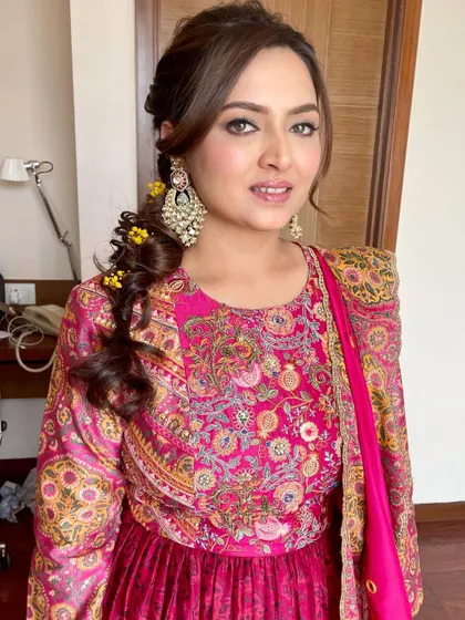 A happy, smiling shot of this gorgeous Mehendi look, with makeup that enhances her natural features.