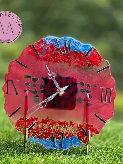 A vibrant and unique resin table clock with red and blue crystals, perfect for adding a pop of color to your decor.