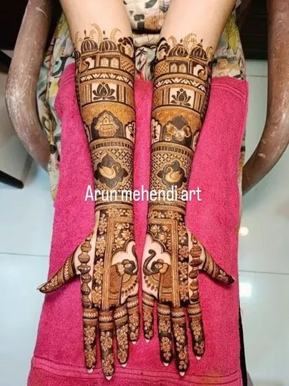 Graceful swans, a symbol of love and purity, are the centerpiece of this elegant design, complemented by palace architecture on the upper arms.