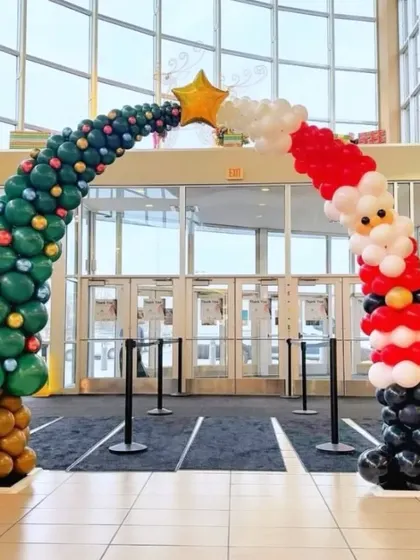 Talk about a grand entrance! We had so much fun creating this unique Christmas balloon arch, shaped like a Christmas tree flowing into Santa Claus. This large scale balloon sculpture is a super fun way to welcome guests and employees. 🎉