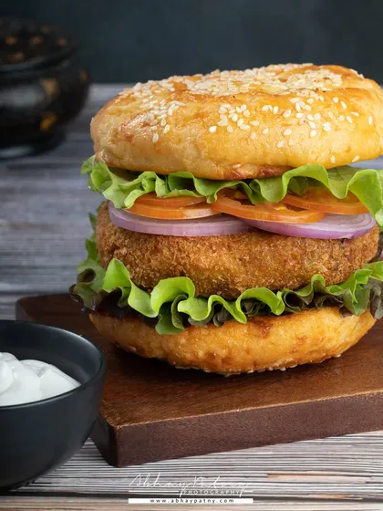 For this Keto Burger, I used a simple, clean setup to appeal to a health-conscious audience. The focus is on the fresh ingredients and the fact that it's a guilt-free indulgence.