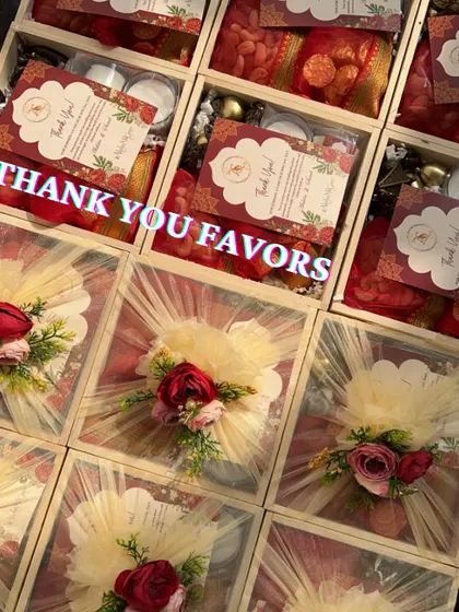 These "Thank You" favors are perfect for showing appreciation to your wedding guests. Packed in wooden boxes, they include traditional sweets and a personalized card from the couple.