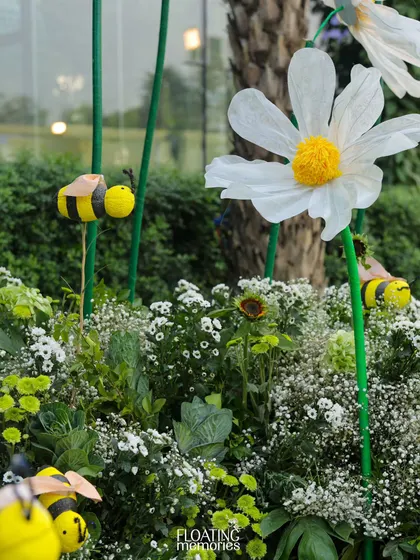 A close-up of the whimsical details within our giant daisy installation. Tiny, cheerful bees are placed among the flowers, adding a playful and delightful touch that guests loved discovering.